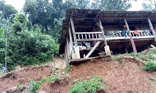 Mưa lũ những ngày qua trên địa bàn huyện Mường La đã khiến 1 người chết, nhiều ngôi nhà bị đổ sập hoàn toàn. Ảnh: Văn Trọng