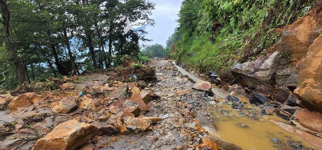  Nhiều đoạn đường dẫn đến xã Y Tý, huyện Bát Xát, tỉnh Lào Cai bị sạt lở nghiêm trọng. Ảnh: Ly Xá Xuy