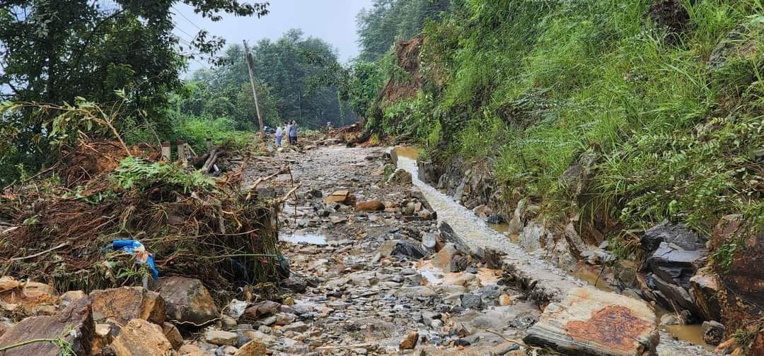 Mưa lớn kéo dài nhiều đoạn đường đến Y Tý bị sạt lở, người và phương tiện đi lại khó khăn. Ảnh: Ly Xá Xuy