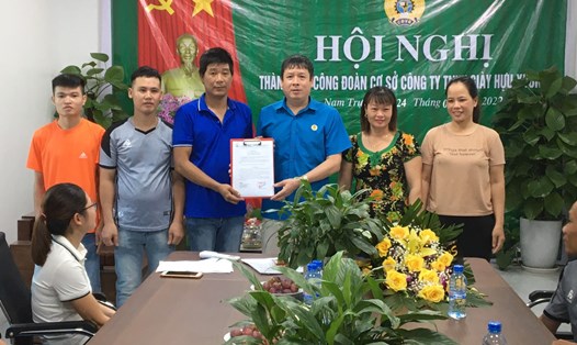 Liên đoàn Lao động huyện Nam Trực thành lập Công đoàn cơ sở Công ty TNHH Giày Hựu Xương. Ảnh: Công đoàn Nam Định
