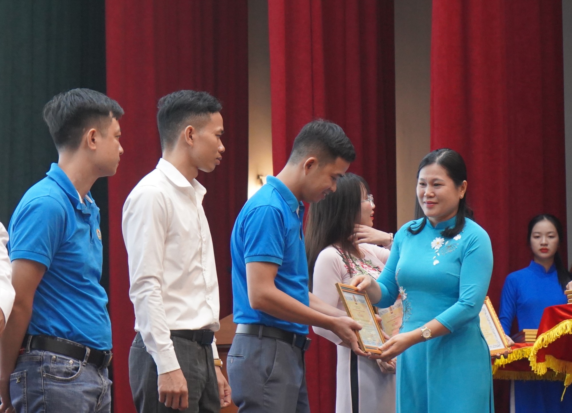 Lãnh đạo Công đoàn Khu kinh tế Hải Phòng khen thưởng các tập thể có thành tích xuất sắc tham gia chương trình 1 triệu sáng kiến. Ảnh: Mai Dung