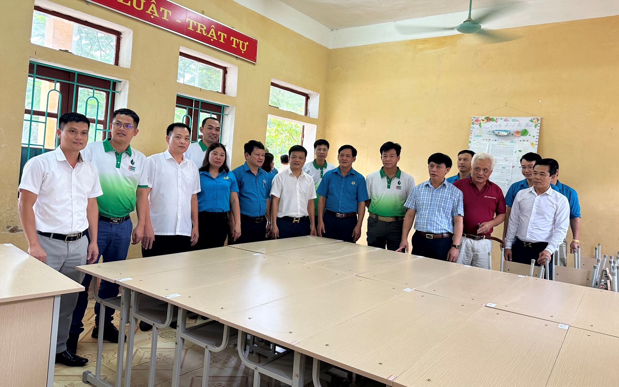 Trao tặng bàn ghế phục vụ cho việc dạy và học tại Trường phổ thông DTBT- THCS Na Mèo, huyện Quan Sơn. Ảnh: Minh Hoàng