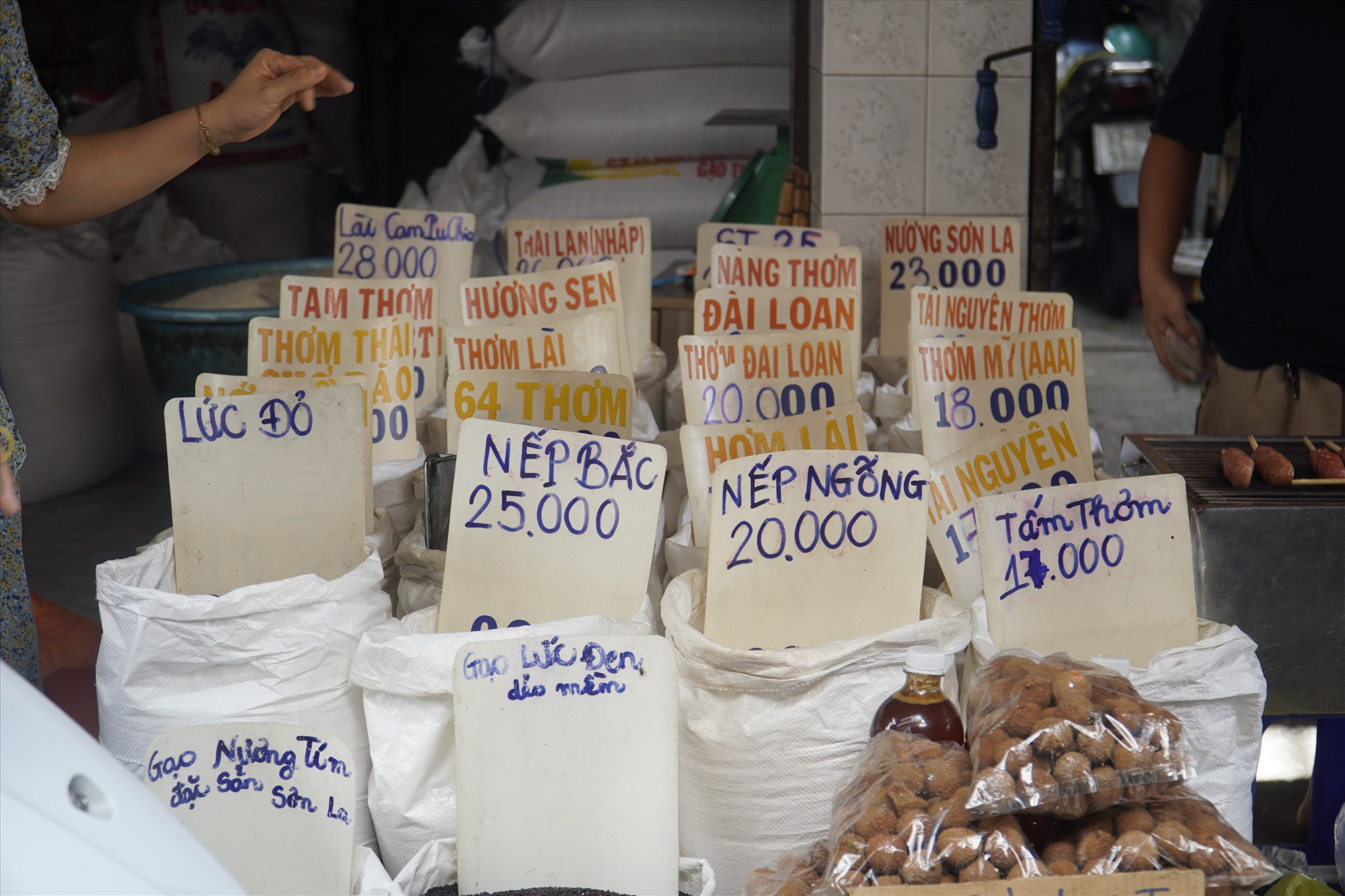 Giá gạo tại các cửa hàng bán lẻ ở TP Hồ Chí Minh tăng từng ngày. Ảnh: Ngọc Lê