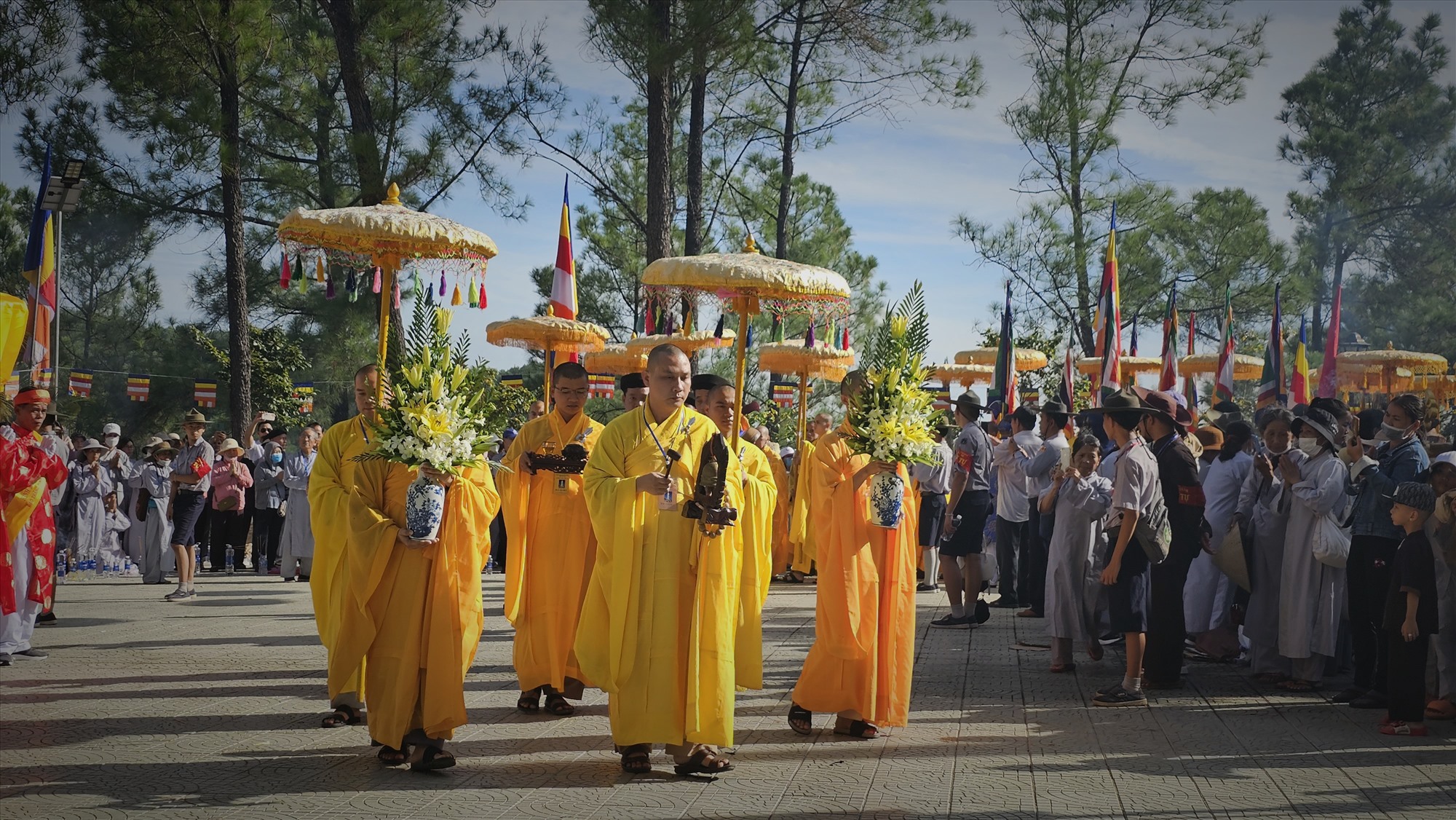 Theo đó, Lễ hội Quán Thế Âm hàng năm tại núi Tứ Tượng, bên dòng Hương giang, với cảnh trí thiên nhiên vừa hùng vĩ vừa thơ mộng, vừa hiện thực, vừa huyền bí, đã góp phần tạo nên nét đặc trưng riêng của Đạo Phật ở vùng đất Thừa Thiên Huế.