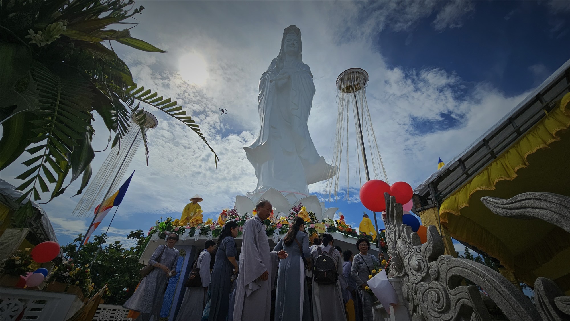 Như mọi năm, trong hai ngày diễn ra Lễ hội đã thu hút hàng ngàn đồng bào Phật tử từ mọi miền quy tụ về dâng hương, nguyện cầu dưới bóng mát của đức Đại từ Đại bi Quán Thế Âm Bồ tát. 