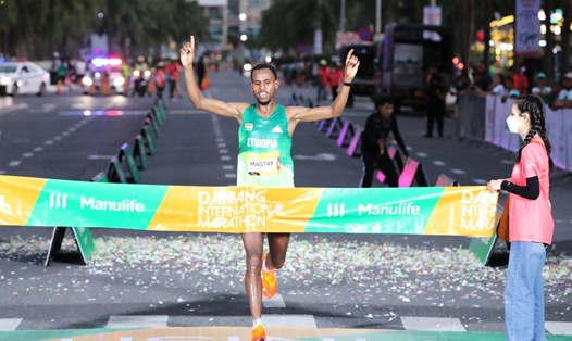 Vận động viên người Ethiopia, Takele Ebisa, giành chức vô địch với thành tích và phá kỉ lục nội dung marathon nam với thời gian 2:26:11. Ảnh: Linh Phan