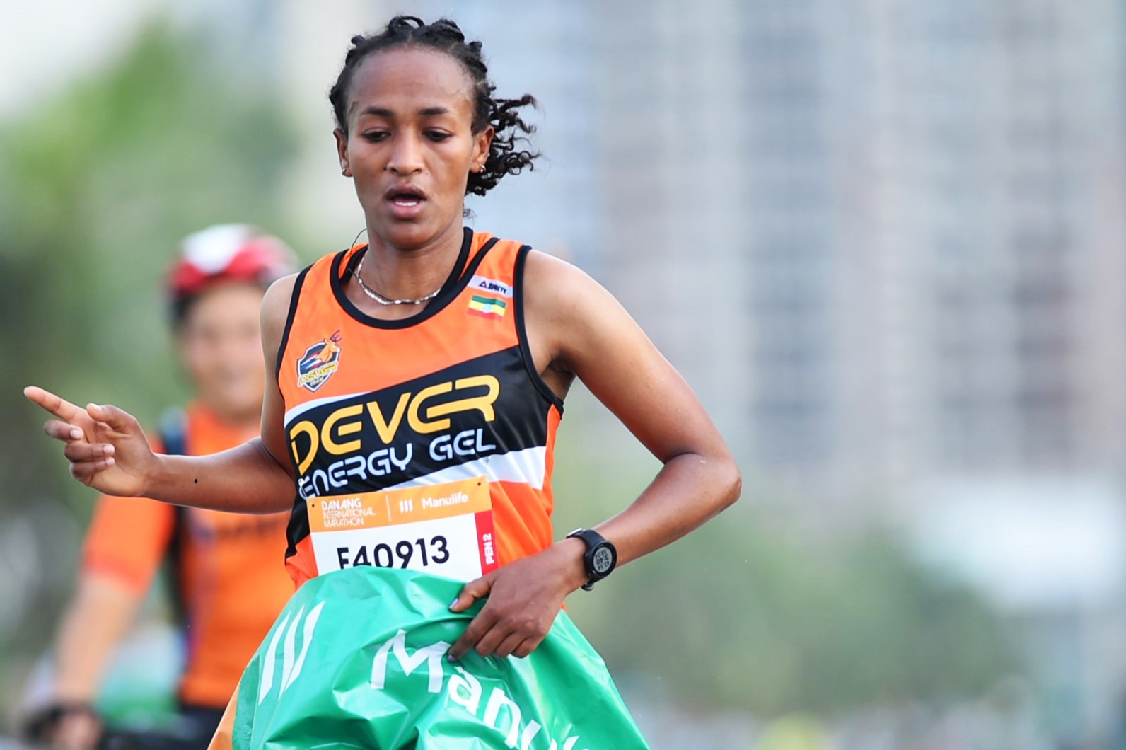 Vận động viên Birehan Marta Tinsae người Ethiopia giành chức vô địch với thành tích 2:58:26 ở nội dung marathon nữ. Ảnh: Linh Phan
