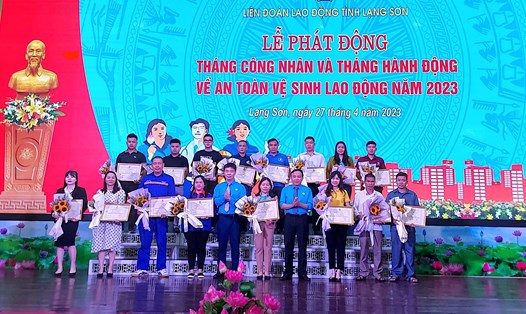 Lãnh đạo LĐLĐ tỉnh Lạng Sơn tặng Bằng khen cho các đoàn viên có thành tích cao trong các phong trào thi đua. Ảnh: Công đoàn Lạng Sơn