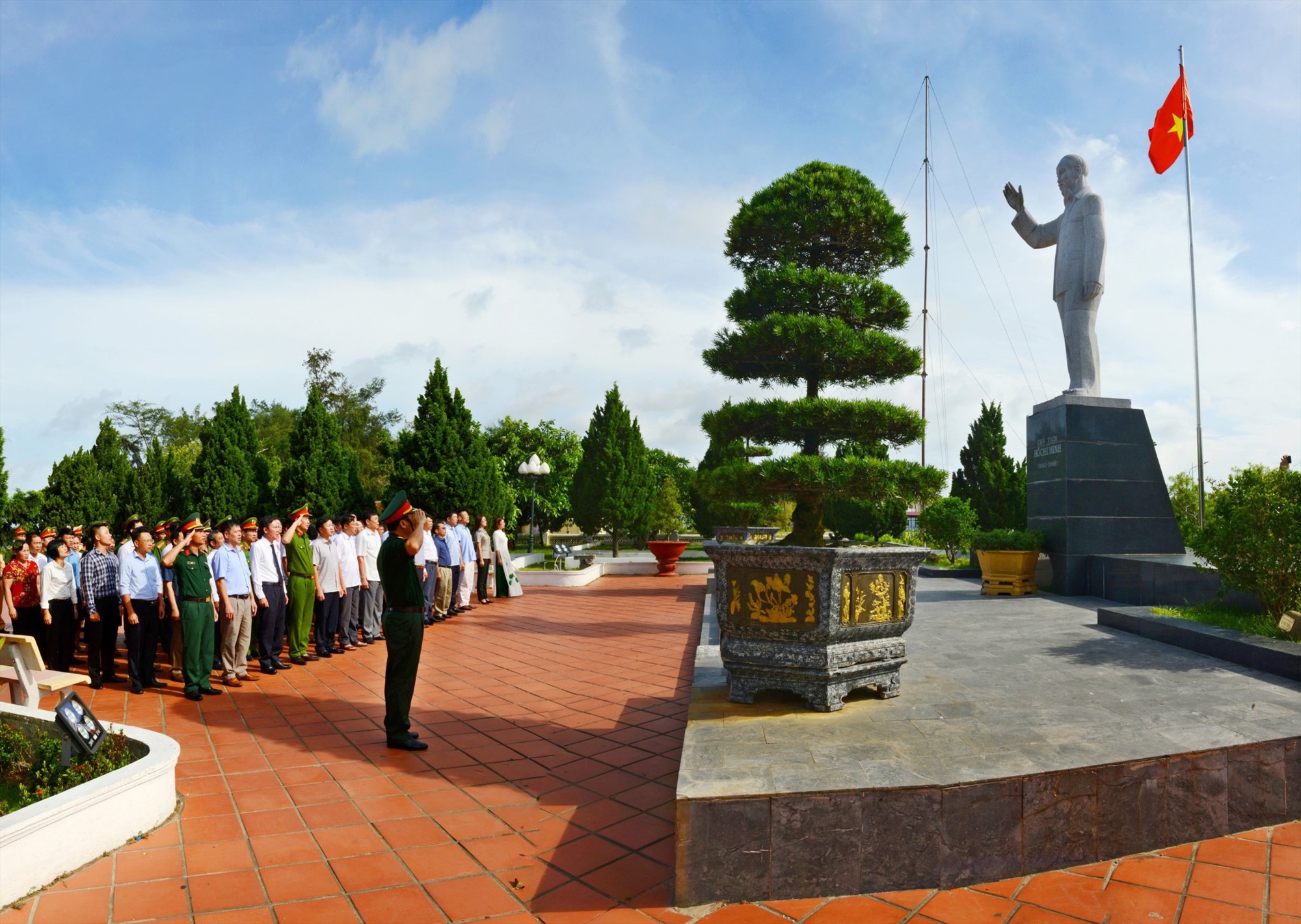 Khu Di tích lưu niệm Bác Hồ trên đảo Cô Tô là một trong những “Di tích” đặc biệt quan trọng đã được Bộ Văn hóa - Thông tin cấp Bằng công nhận là “Di tích lịch sử” số 985 QĐ/VH, ngày 7-5-1997.