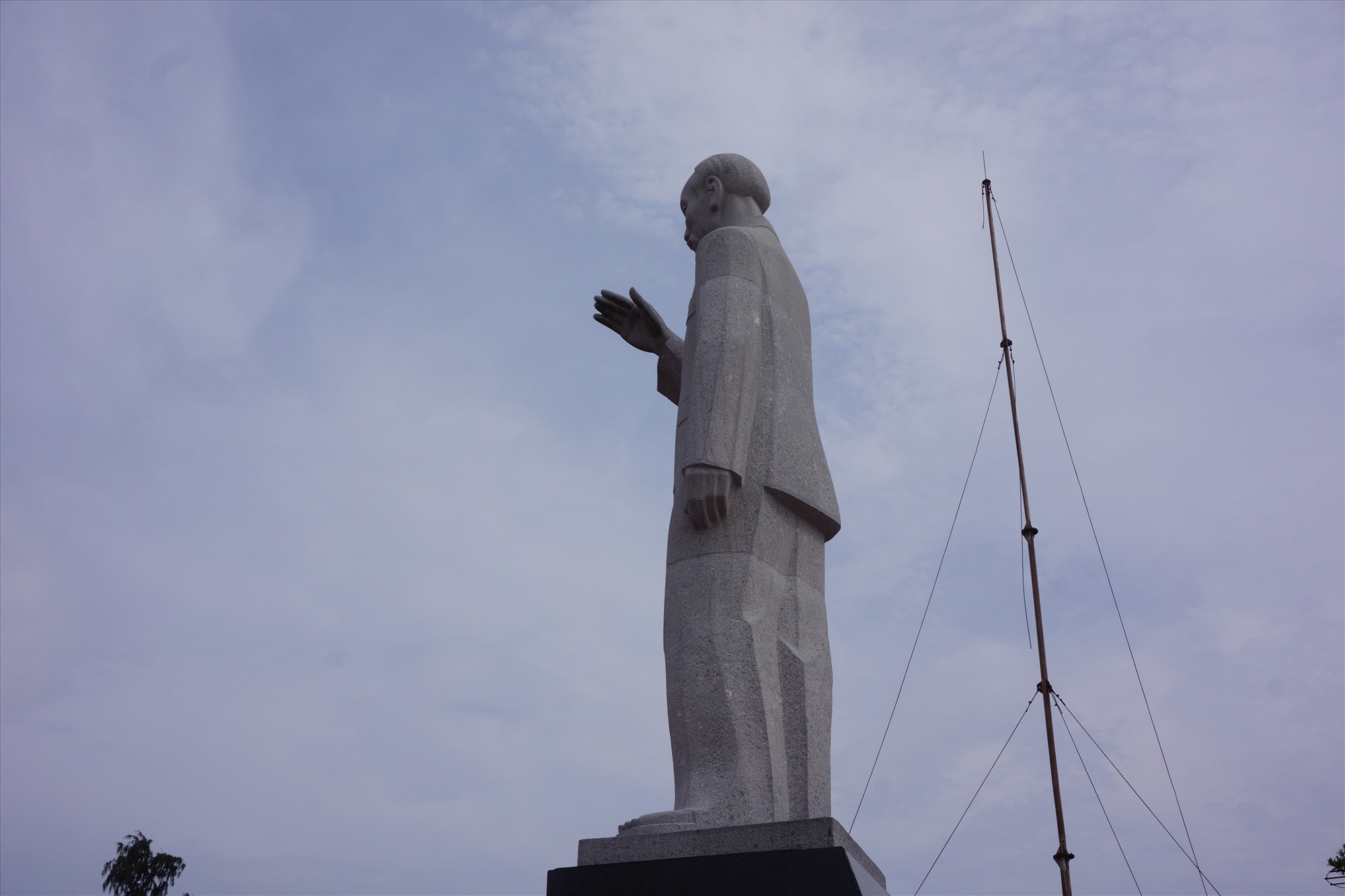Năm 1996, kỷ niệm ngày sinh lần thứ 106 của Bác, bức tượng Bác bằng bê tông đã được thay thế bằng chất liệu đá Granit.