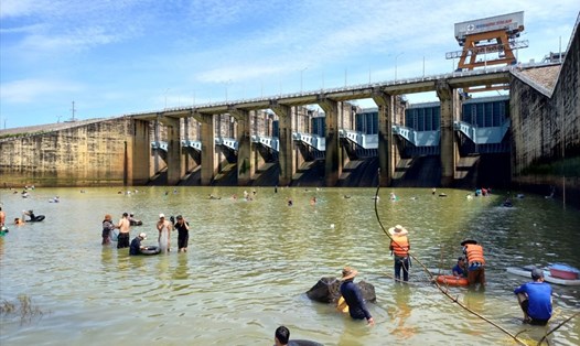 Các cửa xả tại hồ thuỷ điện Trị An ở Đồng Nai. Ảnh: Hà Anh Chiến