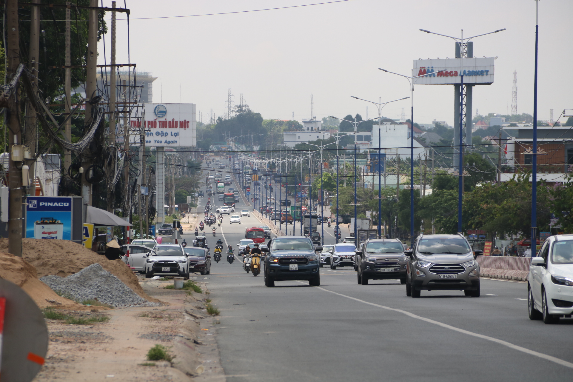 Tỉnh Bình Dương đang triển khai nhiều giải pháp đồng bộ, nỗ lực đảm bảo an toàn giao thông. Ảnh: Văn Cát