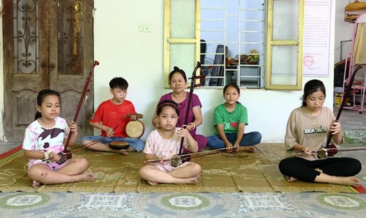 Câu lạc bộ Xẩm Hà Thị Cầu tại xã Yên Phong, huyện Yên Mô (Ninh Bình) tích cực luyện tập. Ảnh: Diệu Anh