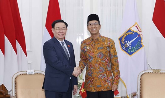  Chủ tịch Quốc hội Vương Đình Huệ tiếp Thống đốc Đặc khu Thủ đô Jakarta Heru Budi Hartono. Ảnh: TTXVN 