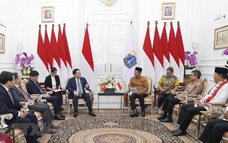 Chủ tịch Quốc hội Vương Đình Huệ bày tỏ ấn tượng trước sự phát triển của Thủ đô Jakarta. Ảnh: TTXVN 