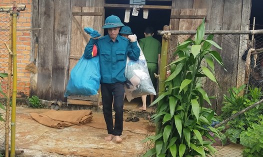 Lực lượng dân quân hỗ trợ người dân tháo dỡ nhà. Ảnh: Phan Tuấn