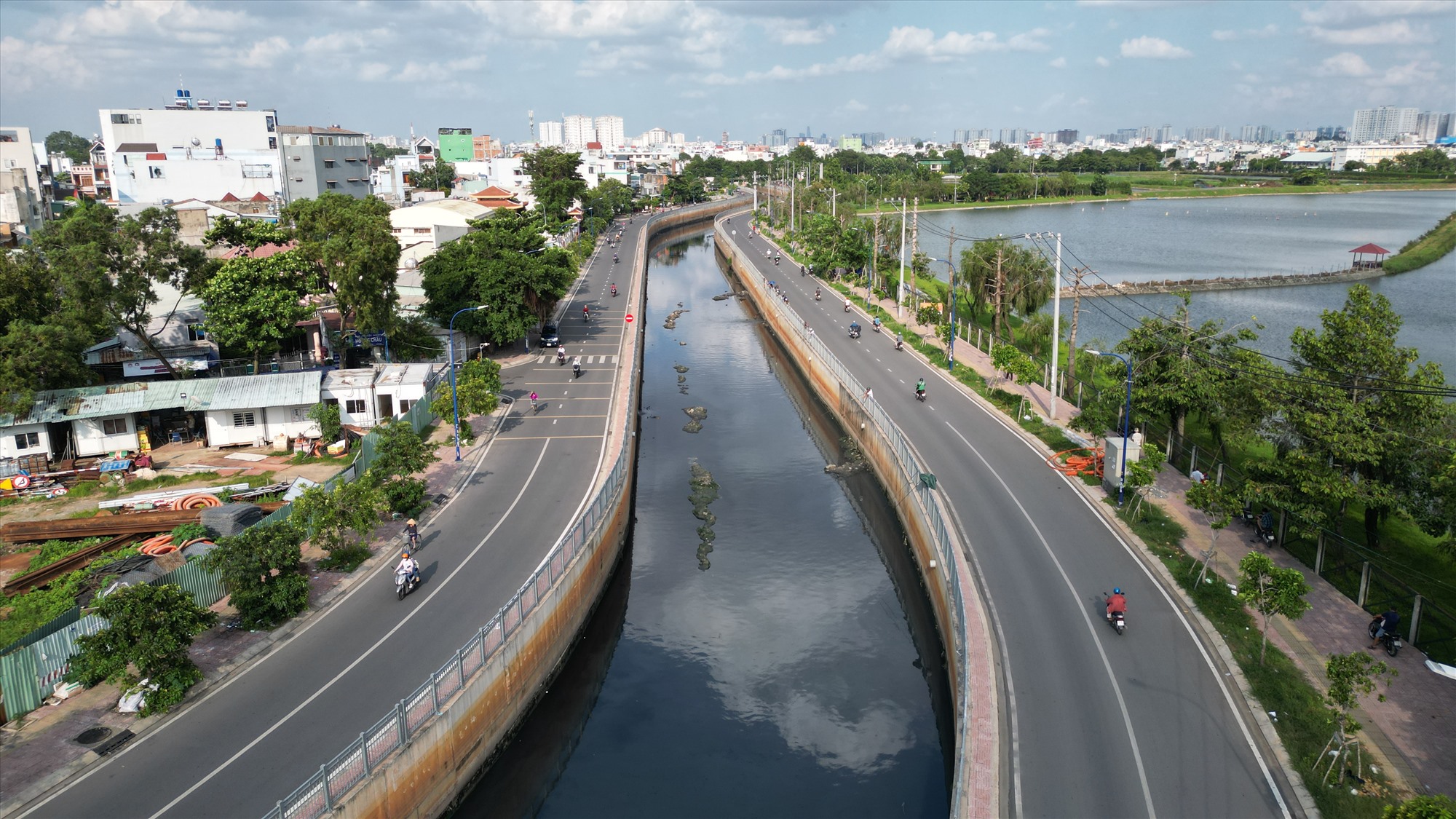 Kênh Nước Đen chảy qua khu vực phường Bình Hưng Hòa A (quận Bình Tân) nhiều năm qua là “điểm đen” về ô nhiễm môi trường. Tháng 4.2020, dự án được nâng cấp, cải tạo đường và kênh (đoạn từ cống hộp hiện hữu đến kênh Tham Lương) khởi công và cơ bản hoàn thành dịp Tết 2022.