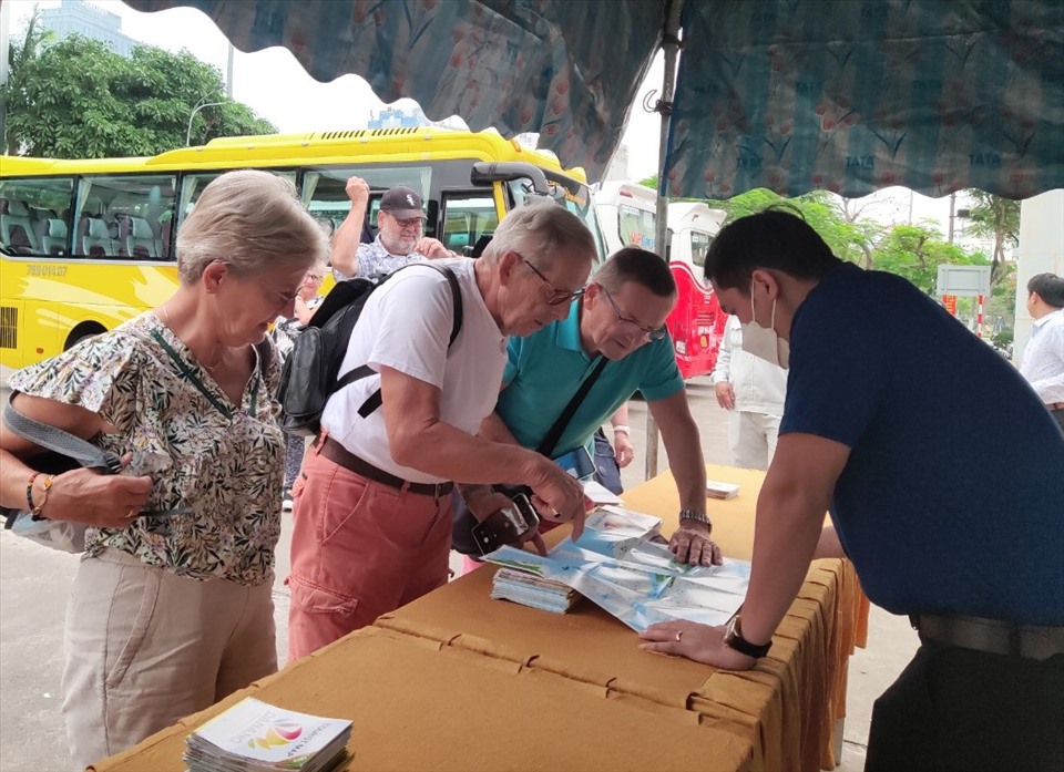 Du khách tìm hiểu thông tin từ các đơn vị du lịch lữ hành. Ảnh: Nguyễn Linh
