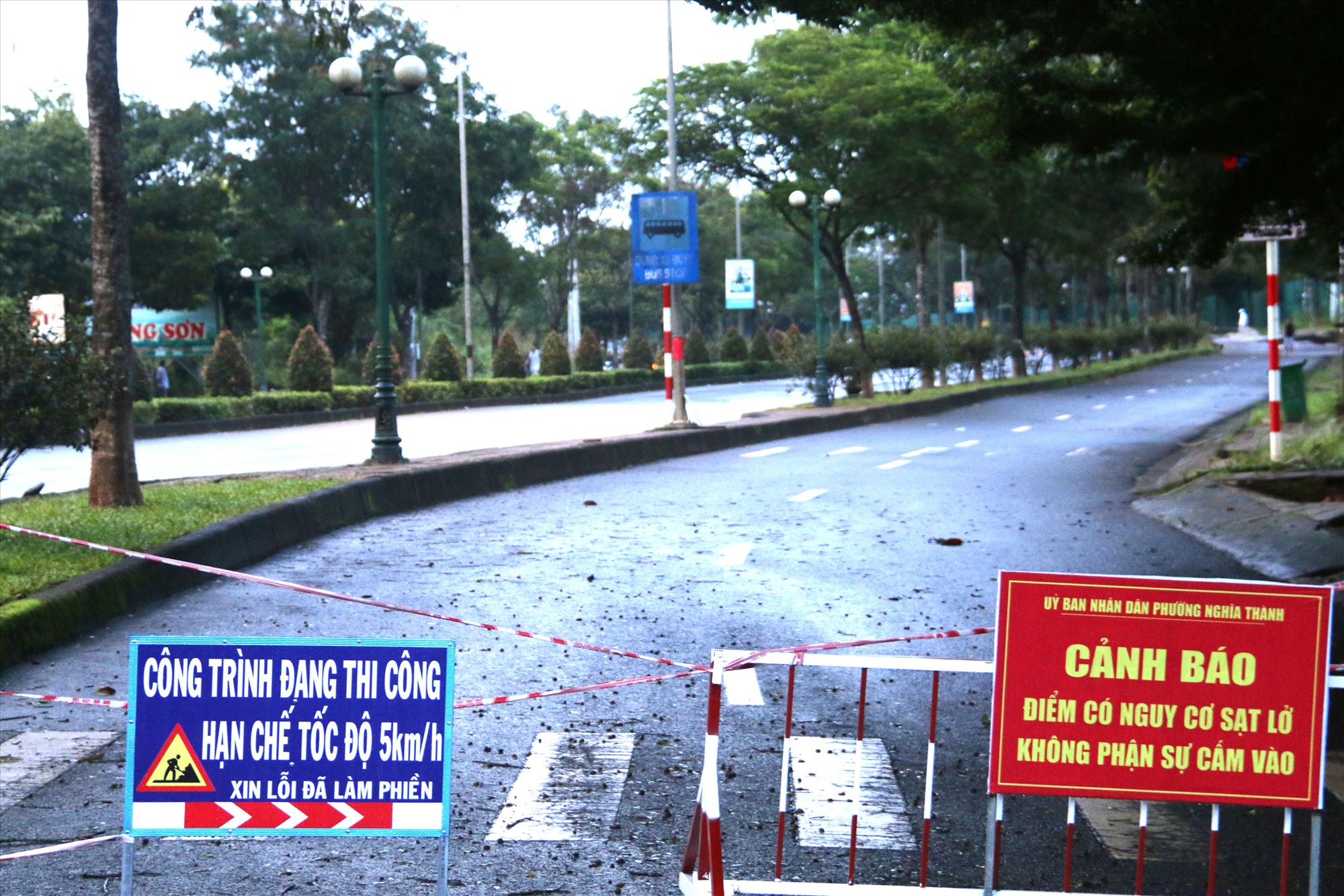 Đường Hồ Chí Minh đoạn qua TP Gia Nghĩa, tỉnh Đắk Nông tiếp tục sụt lún sâu, hình thành vết nứt kéo dài cả trăm mét.