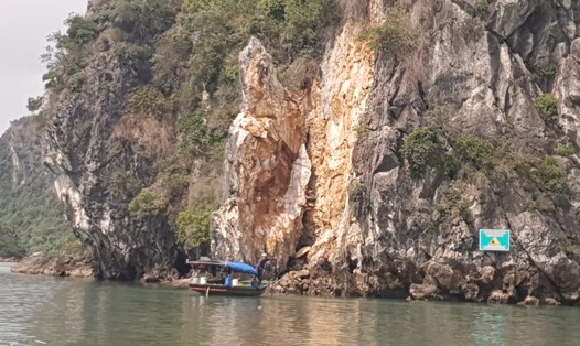 Một núi đá giữa vịnh Hạ Long bị sạt lở. Ảnh: Nguyễn Hùng