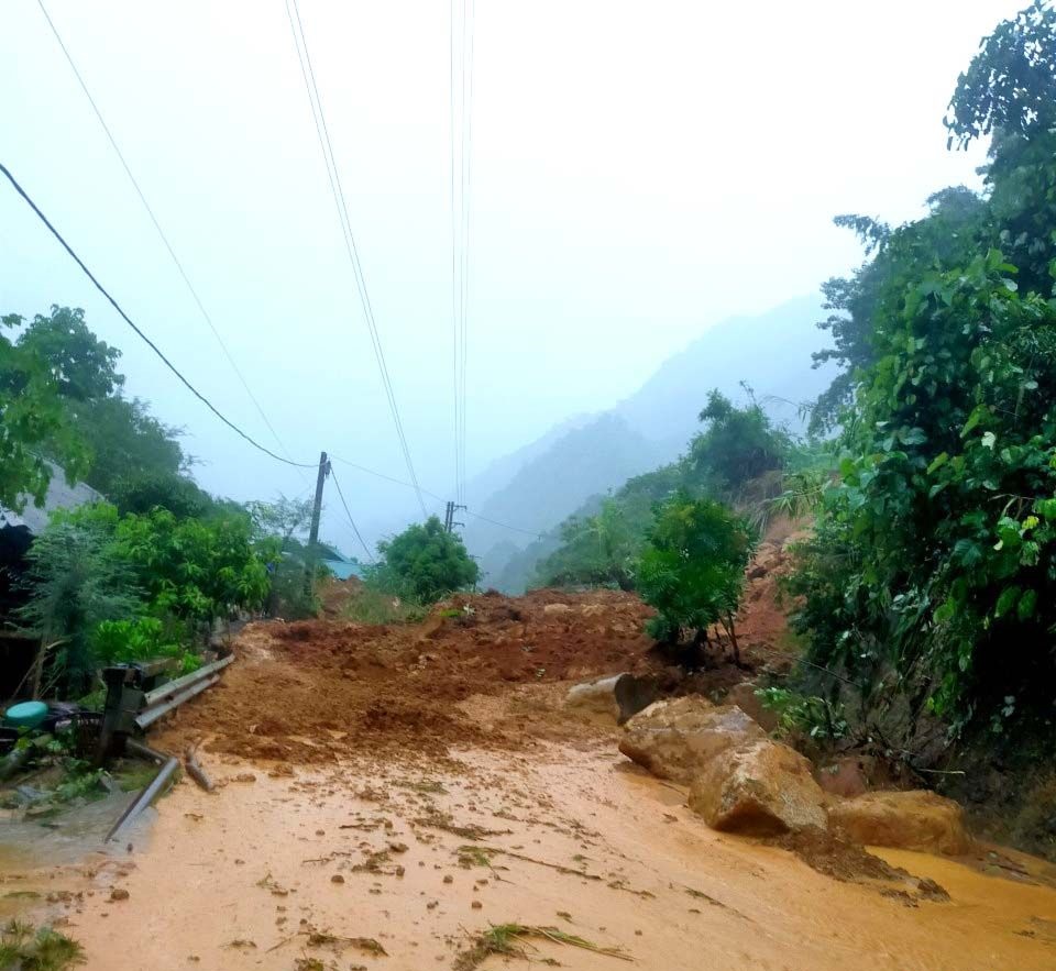 Tuyến đường tại bản Tạng Khẻ, xã Chiềng Lao, huyện Mường La, tỉnh Sơn La bị sạt lở nghiêm trọng do mưa lũ. Ảnh: NDCC