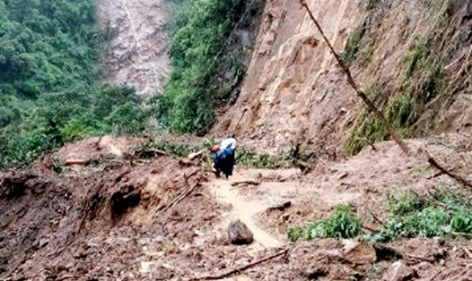  Một số đoạn đường trên quốc lộ 32 đoạn qua huyện Mù Cang Chải, tỉnh Yên Bái bị sạt lở nghiêm trọng. Ảnh: Văn Tuấn