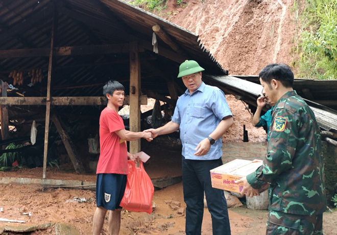 Ông Nông Việt Yên, Bí thư Huyện ủy Mù Cang Chải thăm hỏi, động viên và hỗ trợ các gia đình bị ảnh hưởng nặng nề do mưa lũ. Ảnh: Văn Tuấn