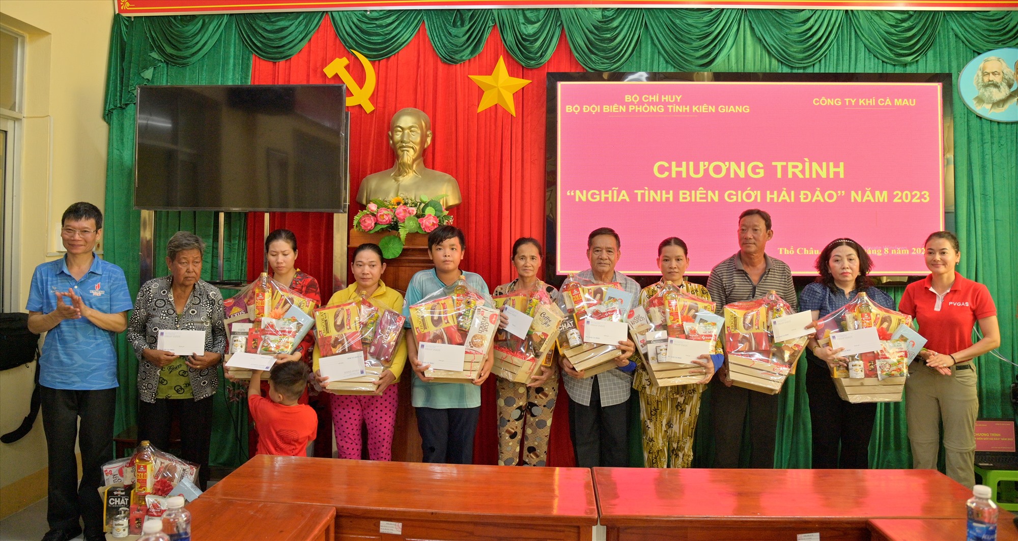 Tổng Công ty Khí Việt Nam tặng quà cho ngời dân trên xã đảo. Ảnh: Biên phòng Kiên Giang