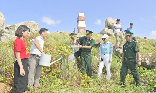 Chỉ huy bộ đội biên phòng và lãnh đạo Tổng công ty Khí Việt Nam chăm sóc cây bàng vuông trên Hòn Nhạn. Ảnh: Biên phòng Kiên Giang