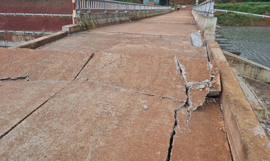 Phần bê tông trên đập Đắk N'Ting bị nứt, gãy do mưa lũ và sạt lở đất. Ảnh: Cường Mai