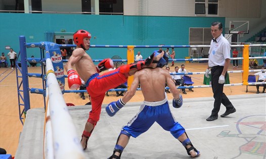 Trận thi đấu hạng câng 51kg giữa hai võ sĩ Đồng Nai và Cao Bằng. Ảnh: Thành An