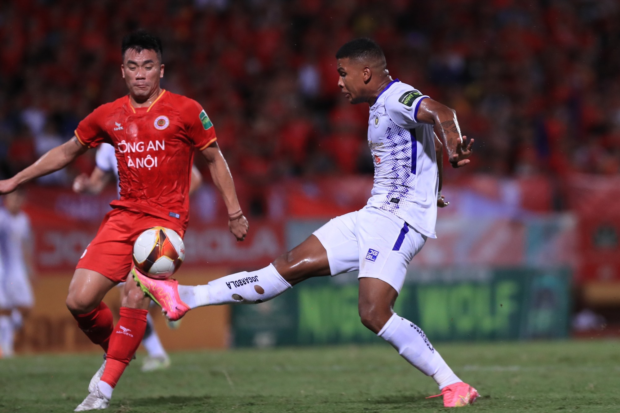 Câu lạc bộ Hà Nội FC gặp khó trước chủ nhà Công an Hà Nội tại vòng 5 giai đoạn 2 V.League 2023. Nhà đương kim vô địch rơi vào thế bị động trước sự dồn ép và tấn công của đội bóng tân binh. 