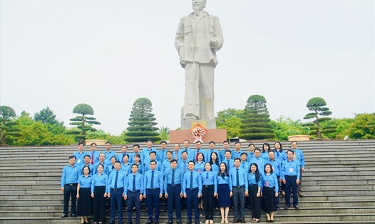  Đoàn đại biểu Đại hội Công đoàn tỉnh Nghệ An chụp ảnh lưu niệm tại Quảng trường Hồ Chí Minh. Ảnh: Quỳnh Trang