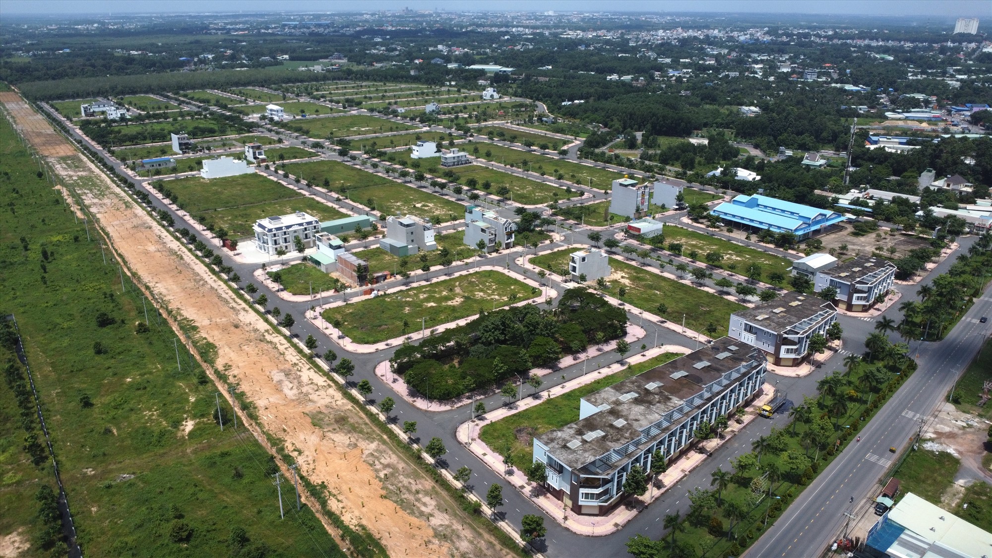 Dự án khu dân cư D2D Lộc An ở huyện Long Thành cũng nằm ở vị trí đắc địa trên đường tỉnh lộ 769, chỉ cách sân bay Long Thành đang thi công vài cây số, nhưng đến nay người dân tới xây dựng nhà cửa vẫn còn thưa thớt.
