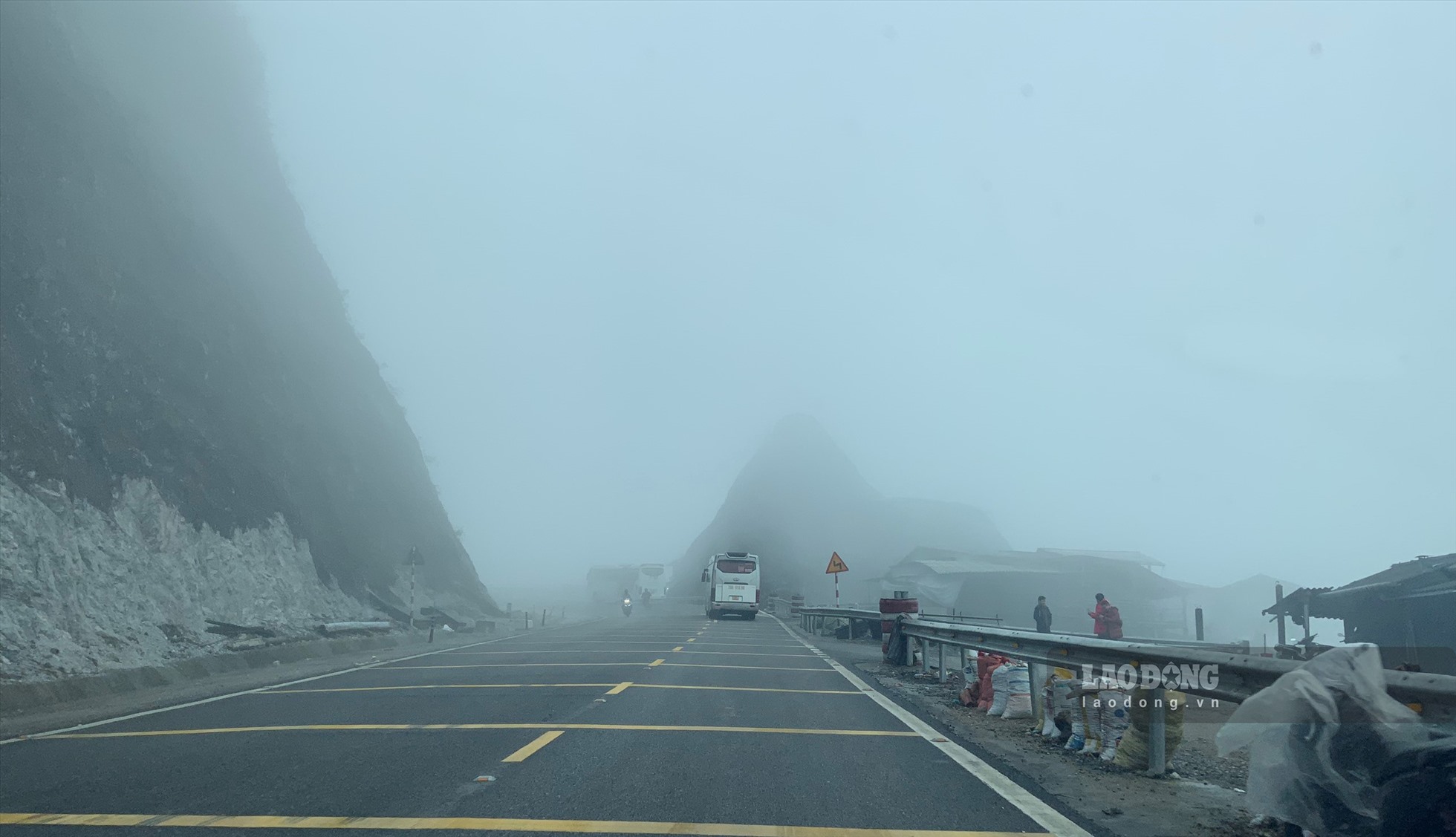 Quốc lộ 6 thường xuyên có sương mù nên tiềm ẩn nguy cơ tai nạn giao thông rất cao. Ảnh: Minh Nguyễn.