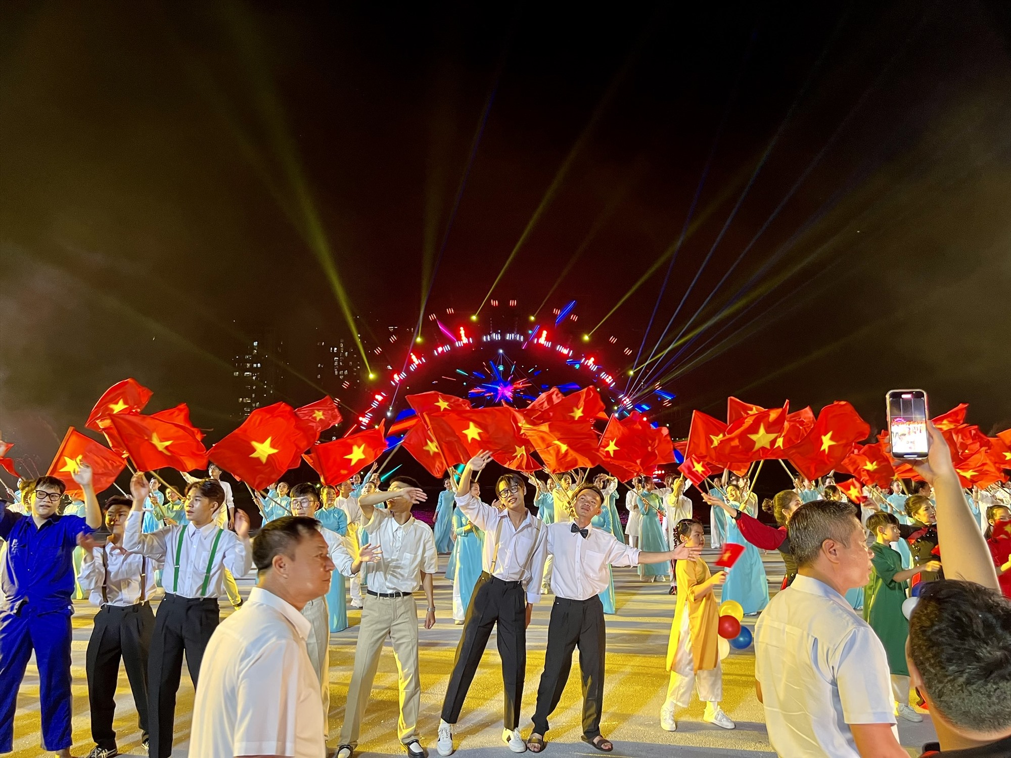 Ngoài ra, chương trình còn sử dụng những công nghệ biểu diễn và tương tác hiện đại bao gồm nghệ thuật chiếu sáng 3D trên toàn bộ phần sàn của bối cảnh trên bờ; hệ thống nhạc nước trên mặt sông; hệ thống ánh sáng được tính toán công phu và sử dụng hệ thống đèn lazer công suất lớn, chi tiết theo từng tiết mục; trình diễn flyboard kết hợp trình diễn Drone show và pháo hoa vô cùng mãn nhãn. 