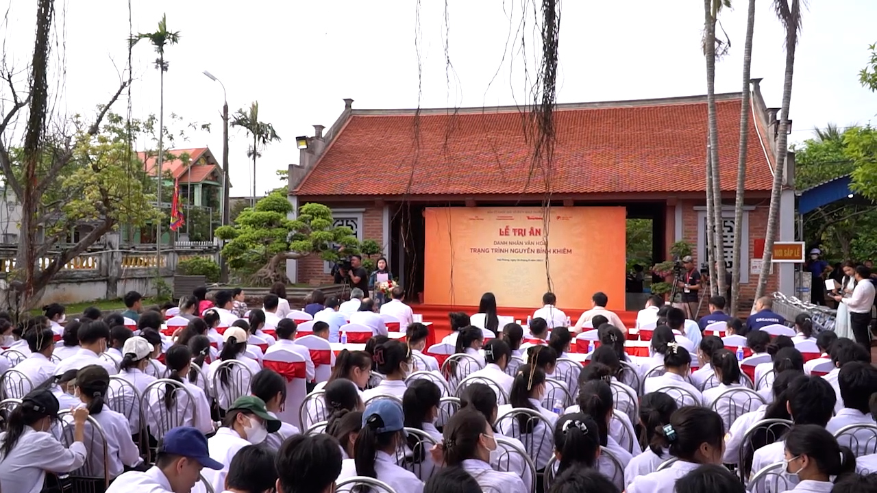 Chương trình còn có phần giao lưu, trao quà tặng học sinh nghèo vượt khó tại địa phương. Ảnh: Như Ý