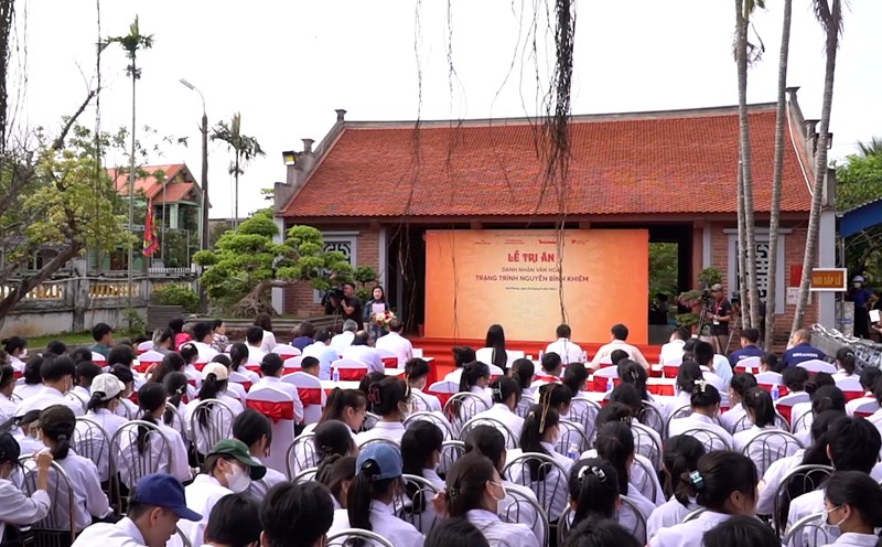 Chương trình còn có phần giao lưu, trao quà tặng học sinh nghèo vượt khó tại địa phương. Ảnh: Như Ý