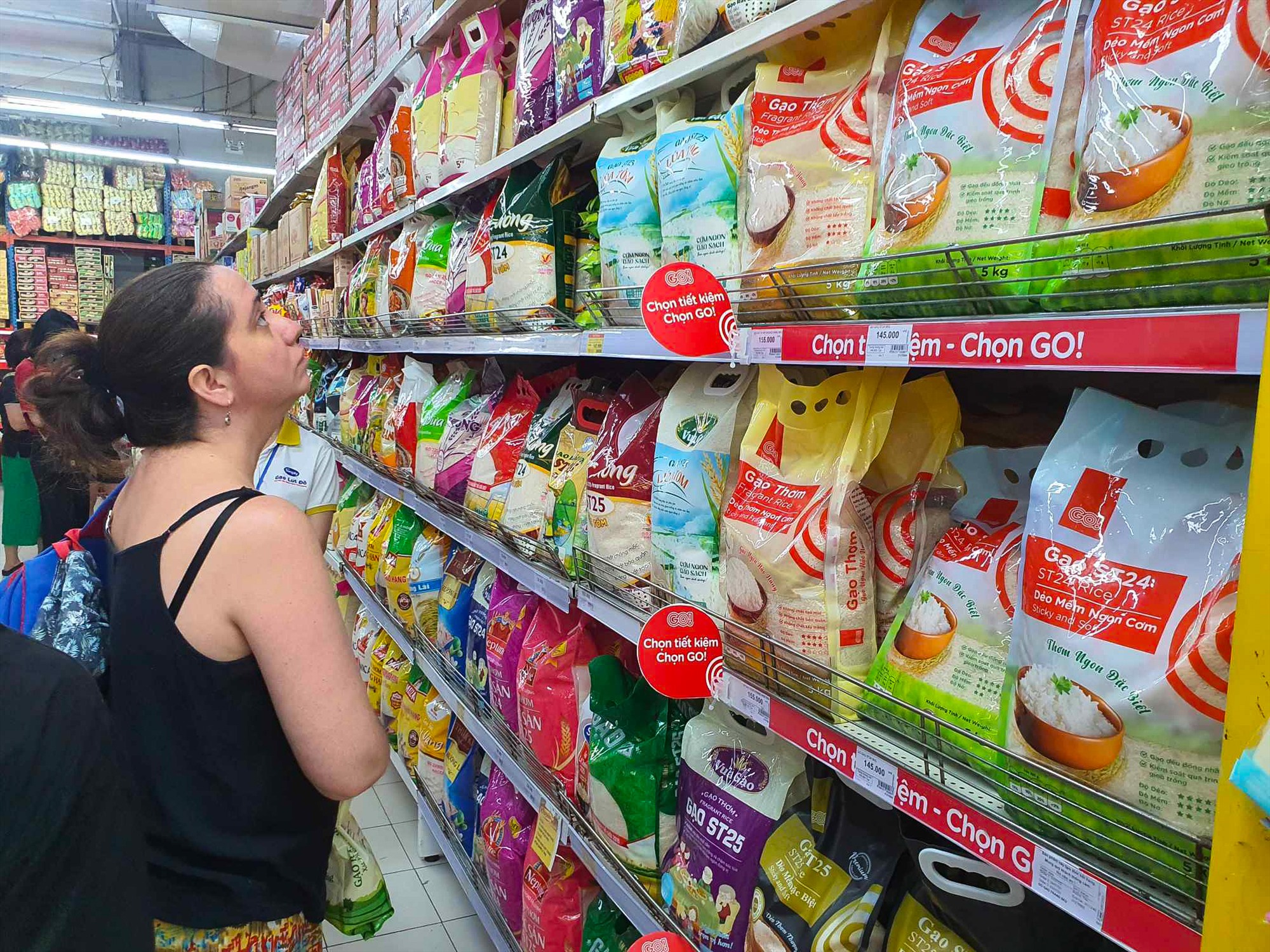 Giá gạo ở các cửa hàng, siêu thị tại Hà Nội đang có sự chênh lệch. Ảnh: Phan Anh 