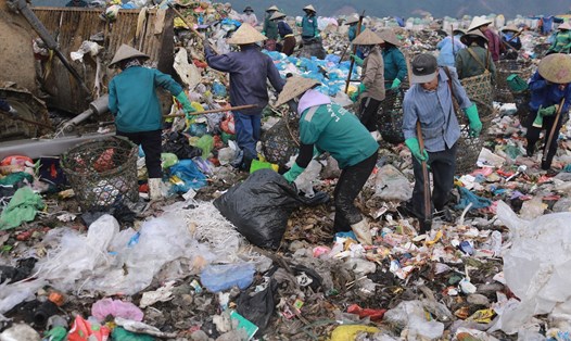 Bãi rác Khánh Sơn hiện đã quá tải nhưng hai nhà máy xử lý rác vẫn chưa biết khi nào mới hoạt động. Ảnh: Nguyễn Linh