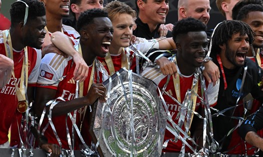 Các cầu thủ Arsenal ăn mừng danh hiệu Siêu cúp Anh.  Ảnh: AFP