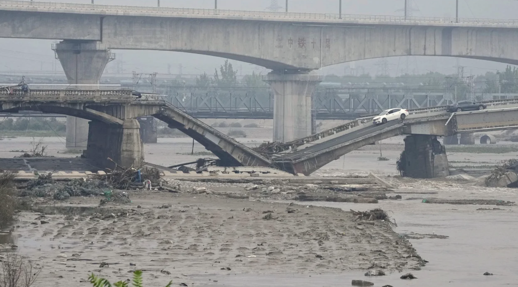 Một cây cầu bị sập sau trận mưa xối xả do ảnh hưởng của bão ở Bắc Kinh, Trung Quốc ngày 2.8.2023. Ảnh: Kyodo