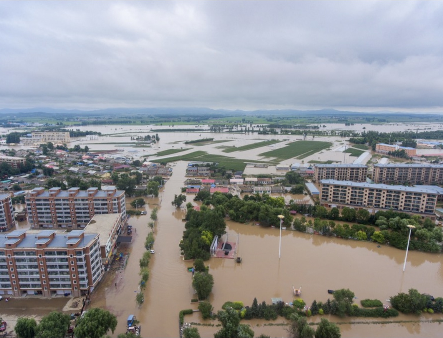 Lũ lụt ở huyện Duyên Thọ, Cáp Nhĩ Tân, tỉnh Hắc Long Giang, Trung Quốc. Ảnh: Xinhua