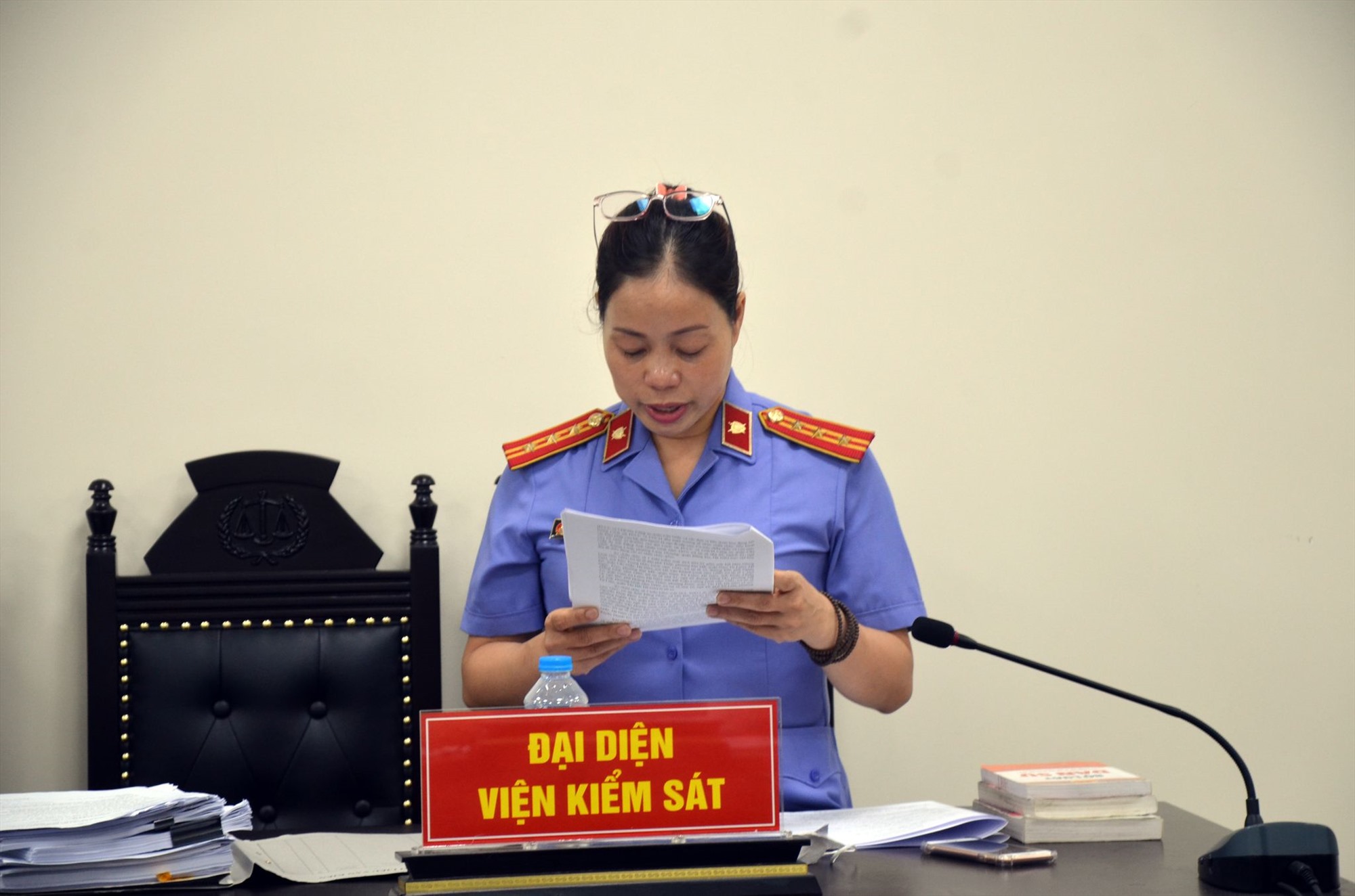 Đại diện Viện Kiểm sát công bố cáo trạng truy tố với Phạm Duy Hùng. Ảnh: Quang Việt