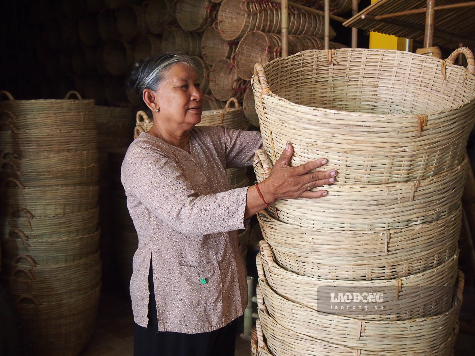 Bà Lâm Thị Phên (xã Phú Tân, huyện Châu Thành, Sóc Trăng)  bên những sản phẩm đan đát
