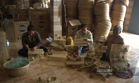Nhiều chị em phụ nữ có thu nhập ổn định từ nghề đan đát. Ảnh: Phương Anh