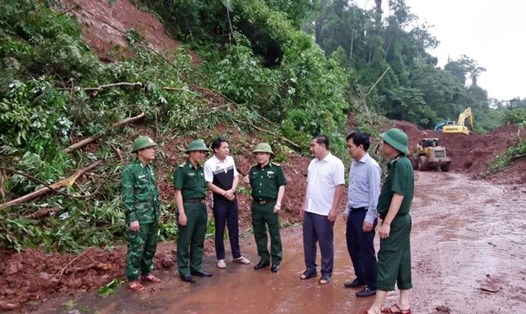 Bộ đội Biên phòng Hà Tĩnh đã trực tiếp có mặt tại hiện trường hỗ trợ tỉnh Bô Ly Khăm Xay khắc phục sạt lở núi ở đèo Đất. Ảnh: Thế Mạnh.