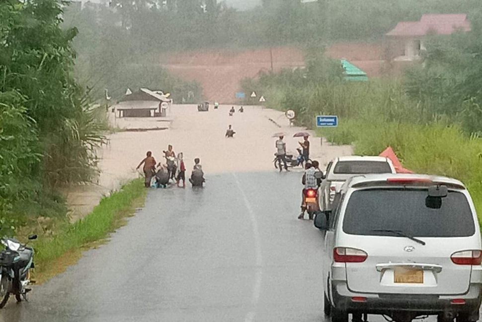 Mưa lớn ngoài gây sạt lở còn gây ngập ở tỉnh Bô Ly Khăm Xay (Lào). Ảnh: BP.