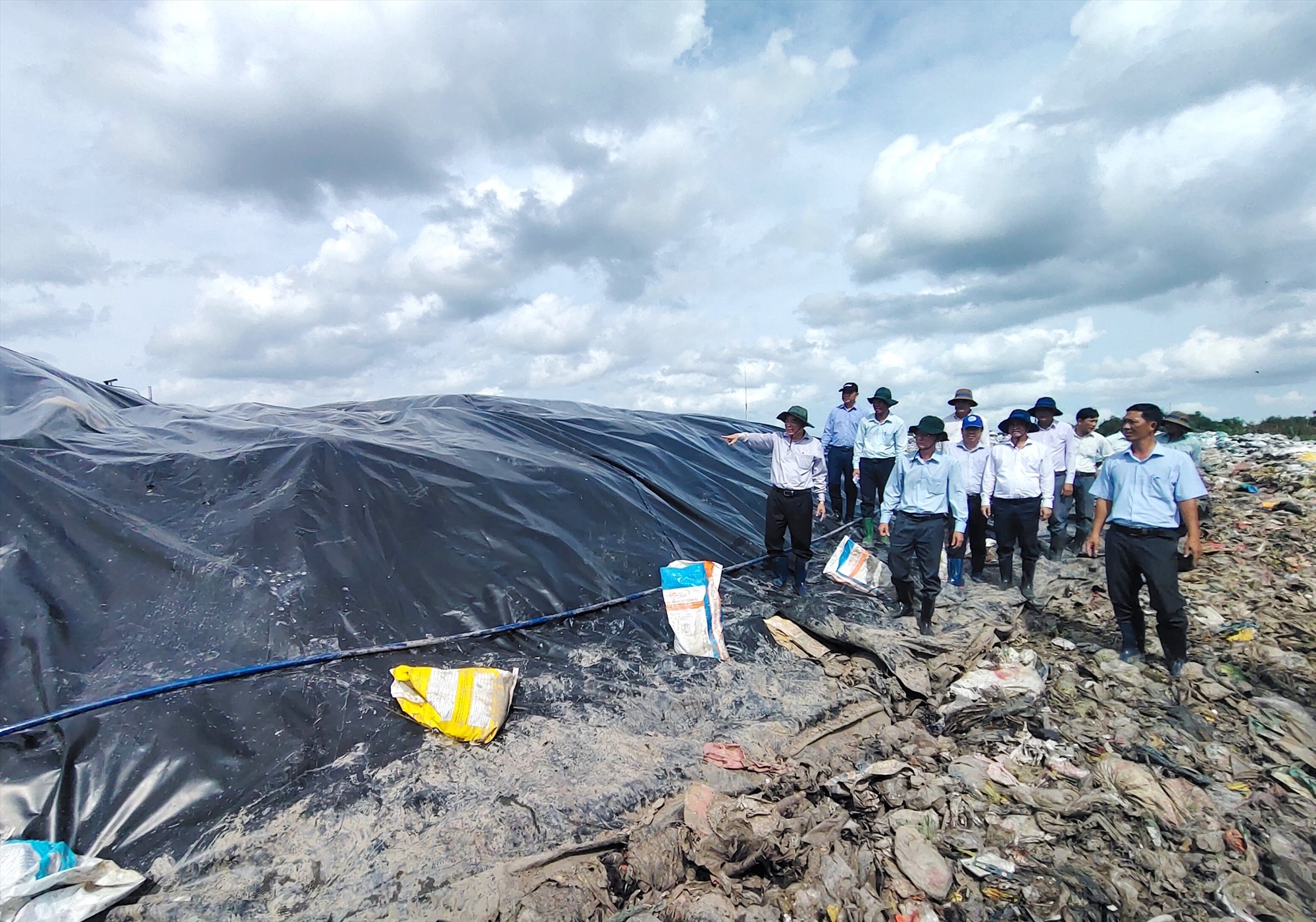 Lãnh đạo UBND tỉnh Bến Tre kiểm tra công tác khắc phục sự cố môi trường tại bãi rác An Hiệp. Huỳnh Hậu