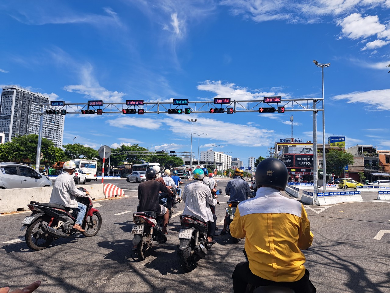 Dự án đã giải quyết được tình trạng ùn tắc cục bộ giờ cao điểm tại nút giao Võ Văn Kiệt và Nguyễn Văn Thoại. Ảnh: Nguyễn Linh